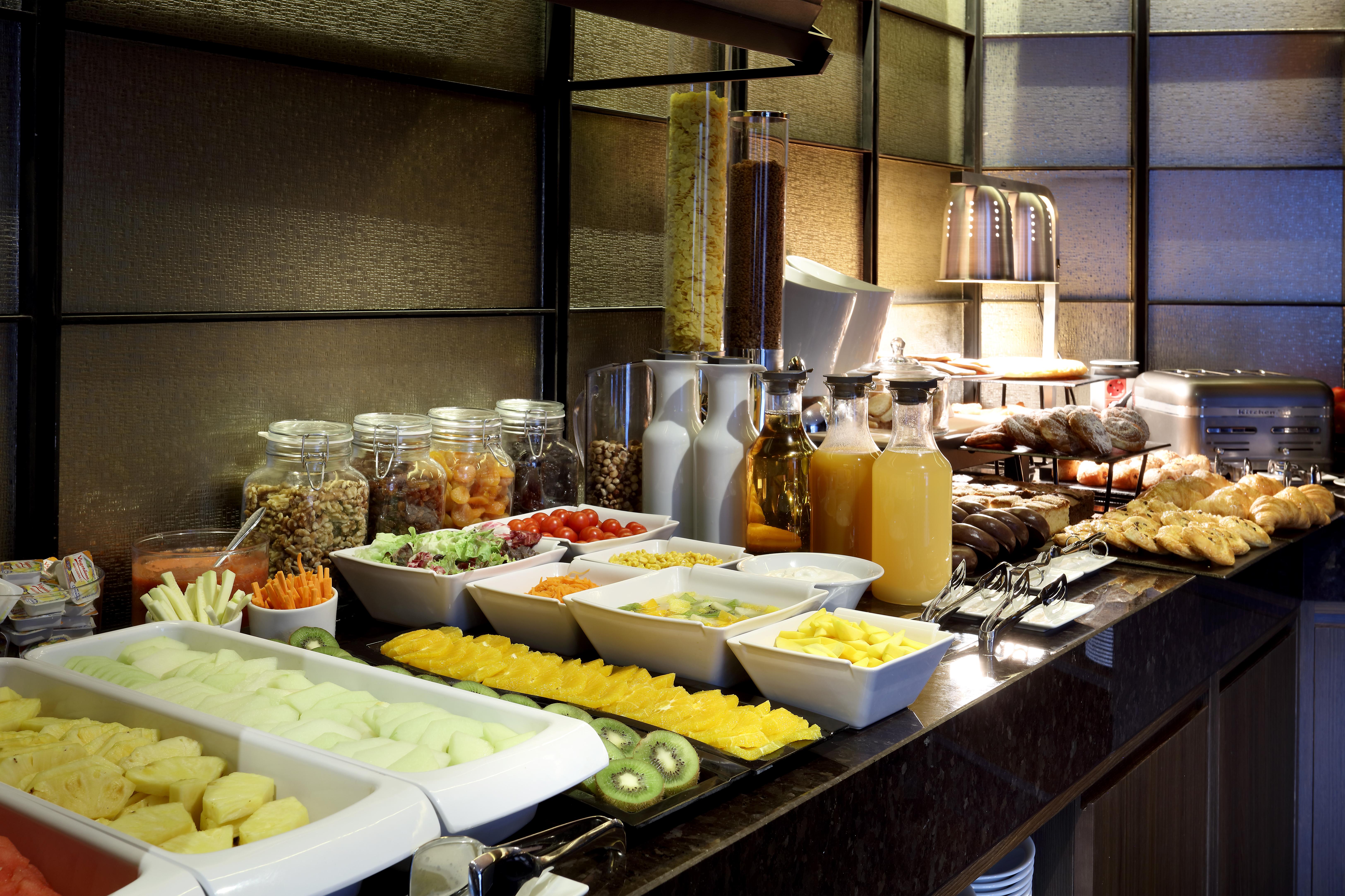Aurea Washington Irving By Eurostars Hotel Company Γρανάδα Εξωτερικό φωτογραφία A fruit salad bar