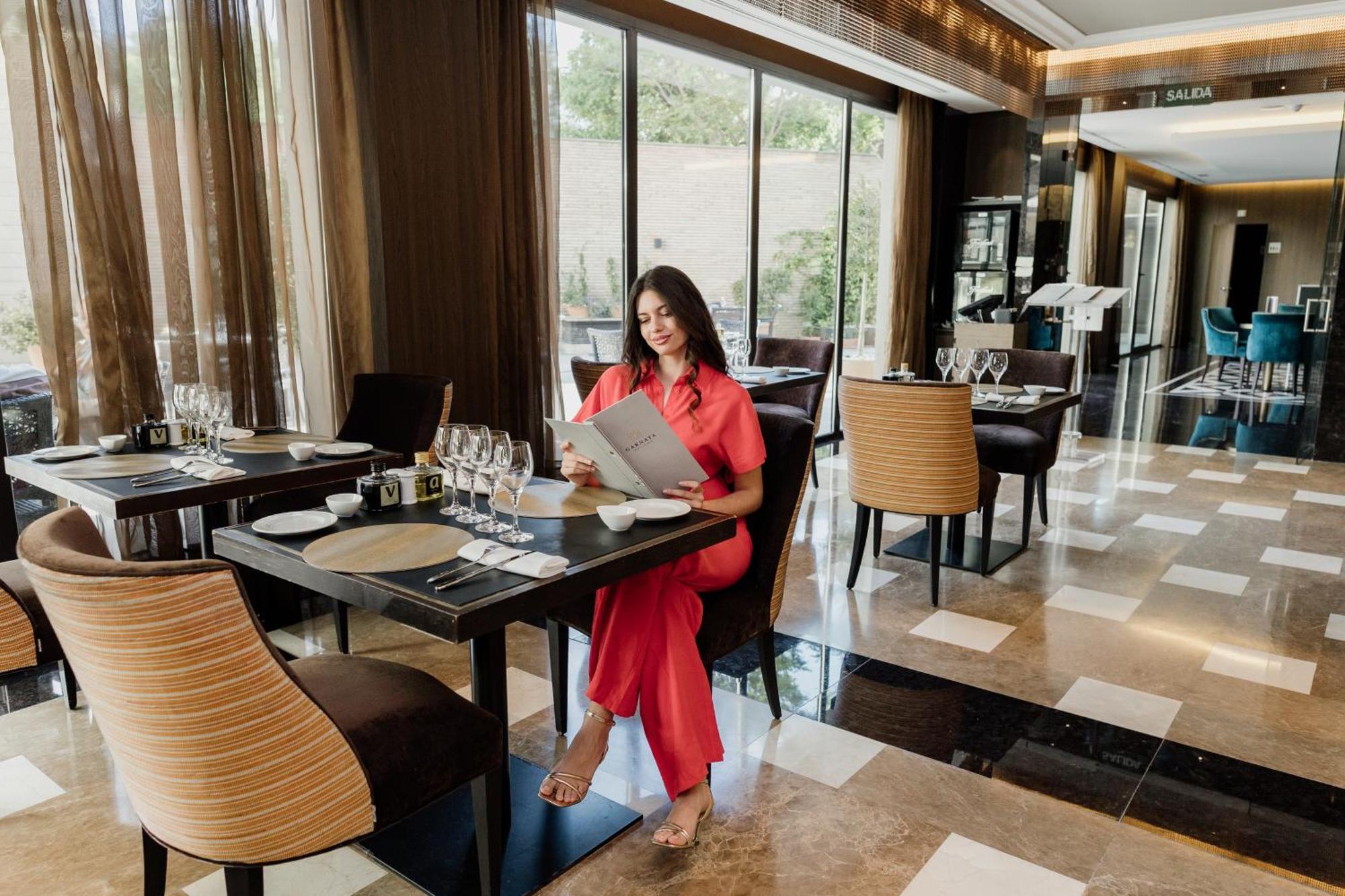 Aurea Washington Irving By Eurostars Hotel Company Γρανάδα Εξωτερικό φωτογραφία A woman dining at a restaurant